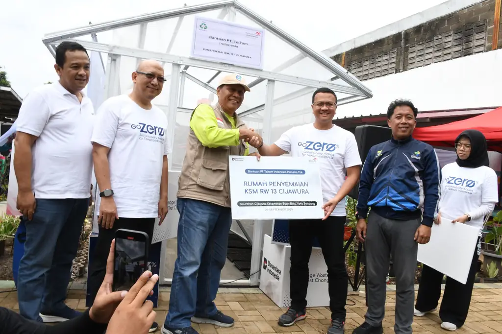 Telkom Dukung Pengelolaan Sampah Desa Cijaura Bandung